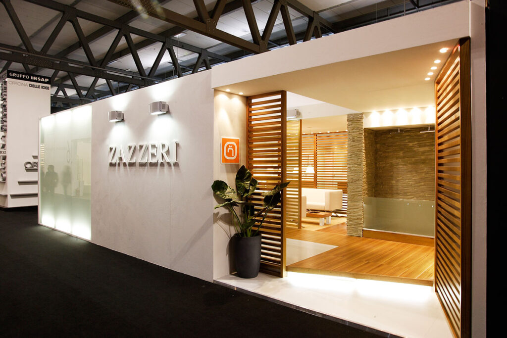 Allestimento stand fieristico in legno per Zazzeri con doghe, pareti vetrate e illuminazione LED